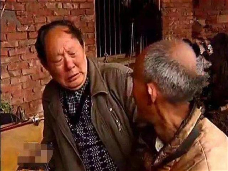 27年前，老汉120元买下女大学生，睡猪圈17年，老汉见岳父很热情