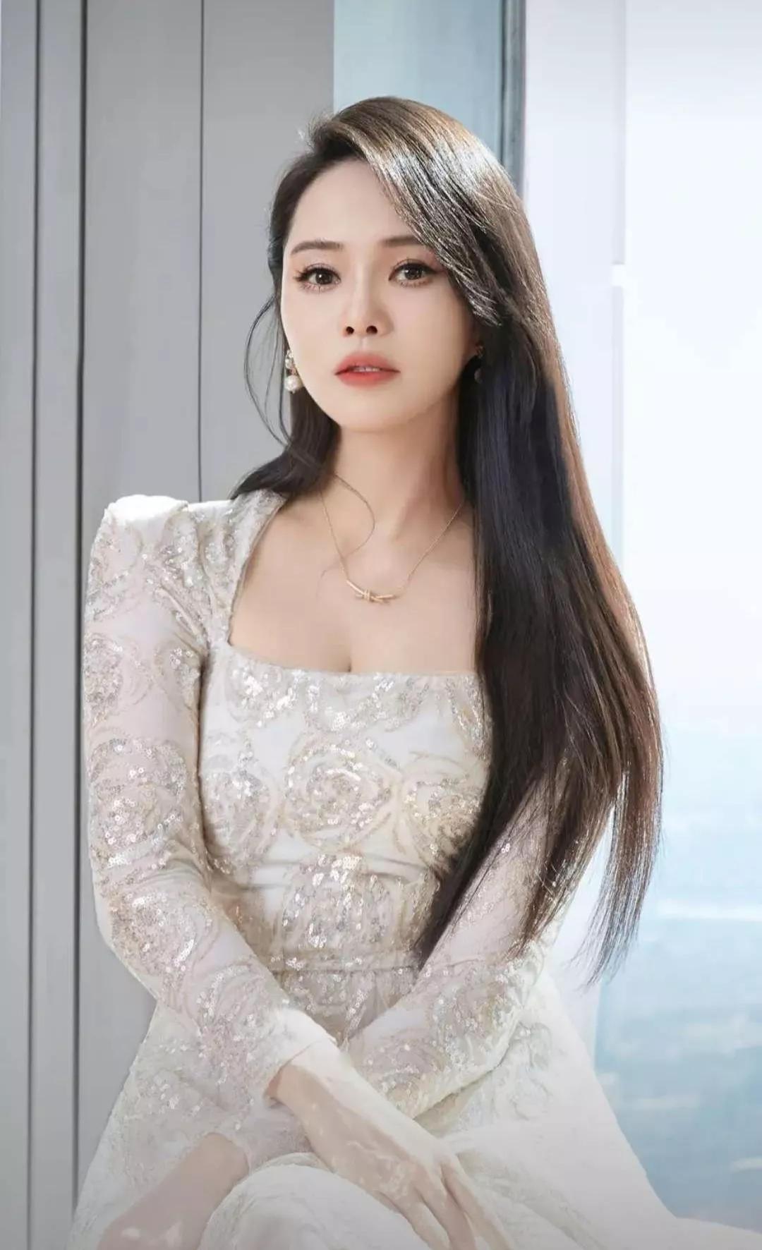 手机桌面，明星伊能静、赵丽颖和杨幂