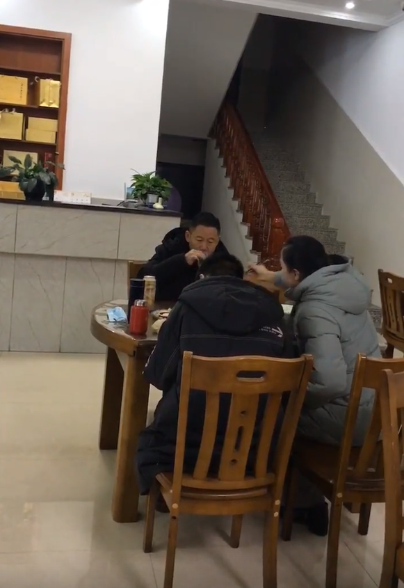 网传孙卓学校已确认，一家三口吃团圆饭，孙海洋喝酒庆祝