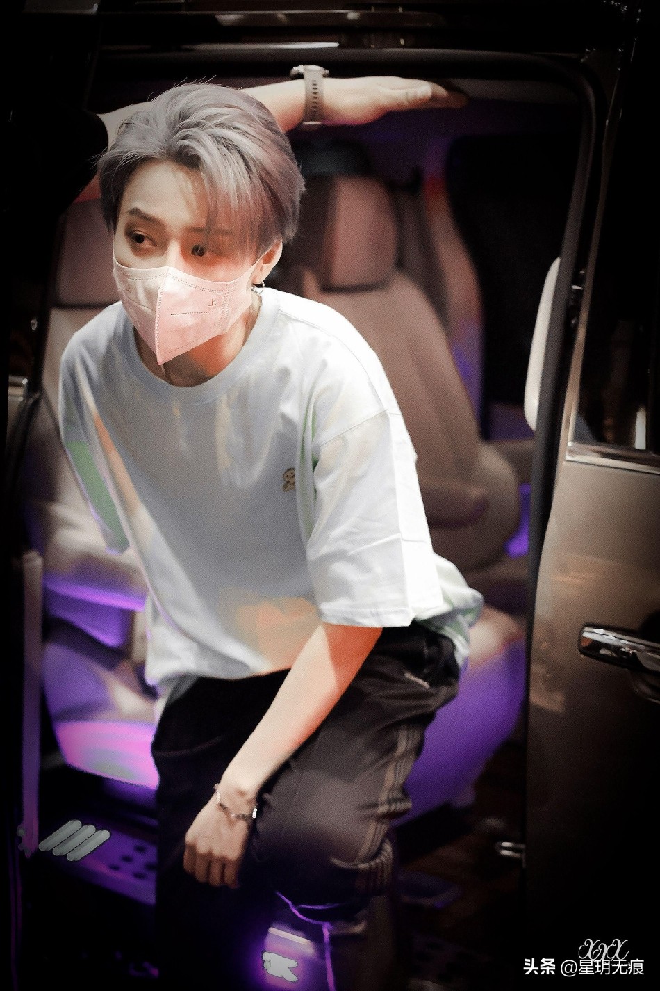 刘雨昕《街舞5》下班路透低调清爽 银灰新发色个性亮眼