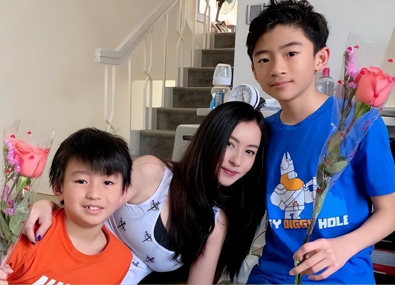 张柏芝42岁生日晒与俩儿子合照，Lucas和弟弟夹吻妈妈，好有爱