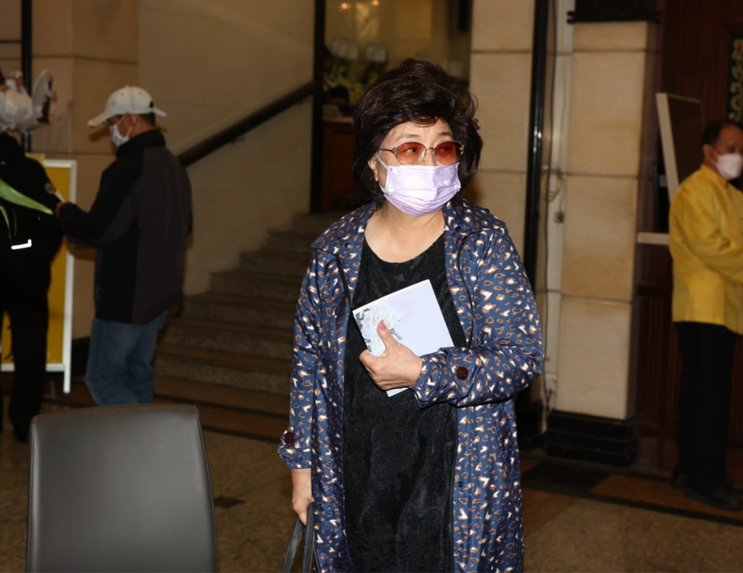 王贤志妈妈设灵，香港各界名人送花圈致哀，73岁徐小凤低调现身