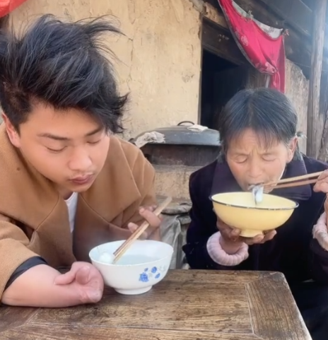 90后农村小伙撞脸张国荣，先天残疾被母亲抛弃，他都经历了什么？