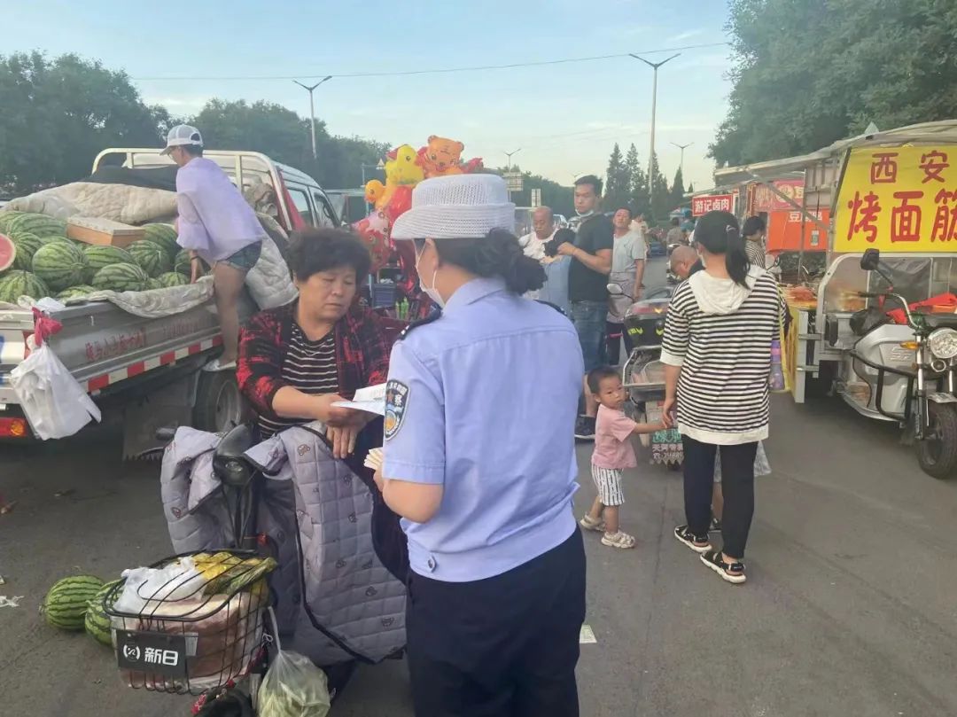 「美丽乡村行」侯马交警进集市开展交通安全宣传活动