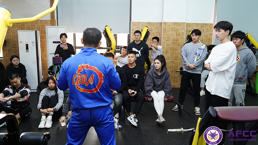 健身教练学校去哪个好（健身教练培训的正规机构有哪些呢）