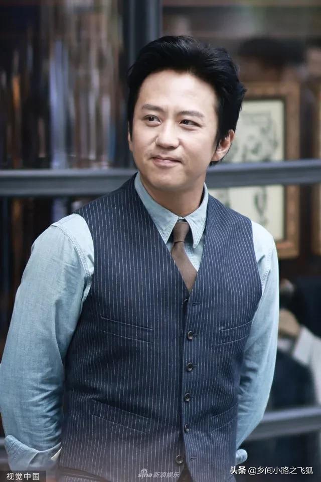 邓超西装革履亮相 面带微笑挥手致意