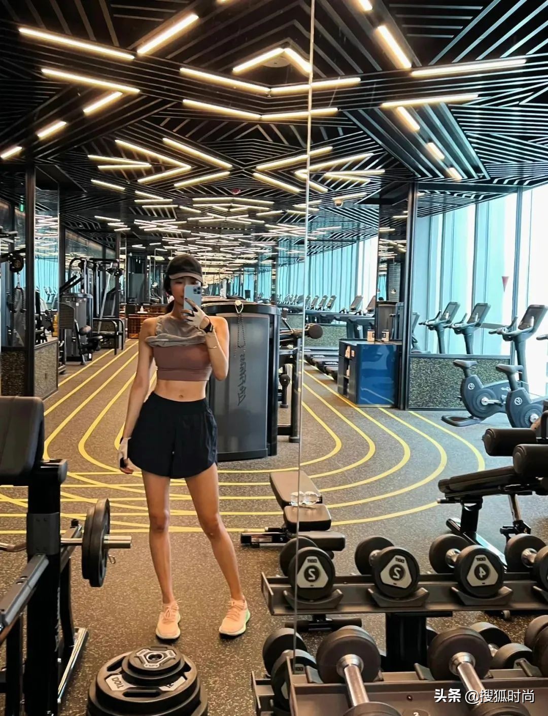 王紫璇《野蔷薇》造型好惊艳，复古卷发又美又飒，甜美帅气两不误