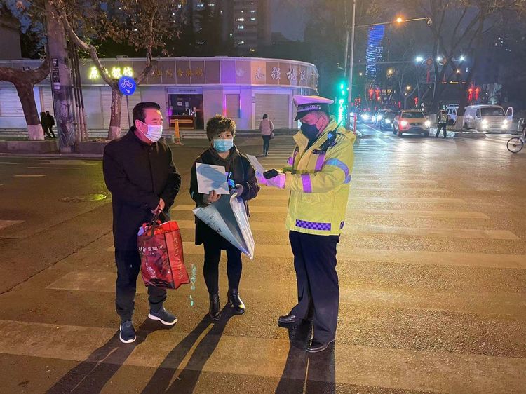 抗击疫情 | 西安雁塔交警严查严管守岗位 服务群众我先行