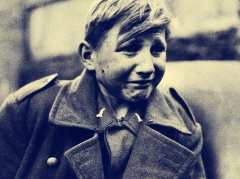 二战中希特勒有多残暴？送上万未成年孩子上战场，被俘后痛哭求饶