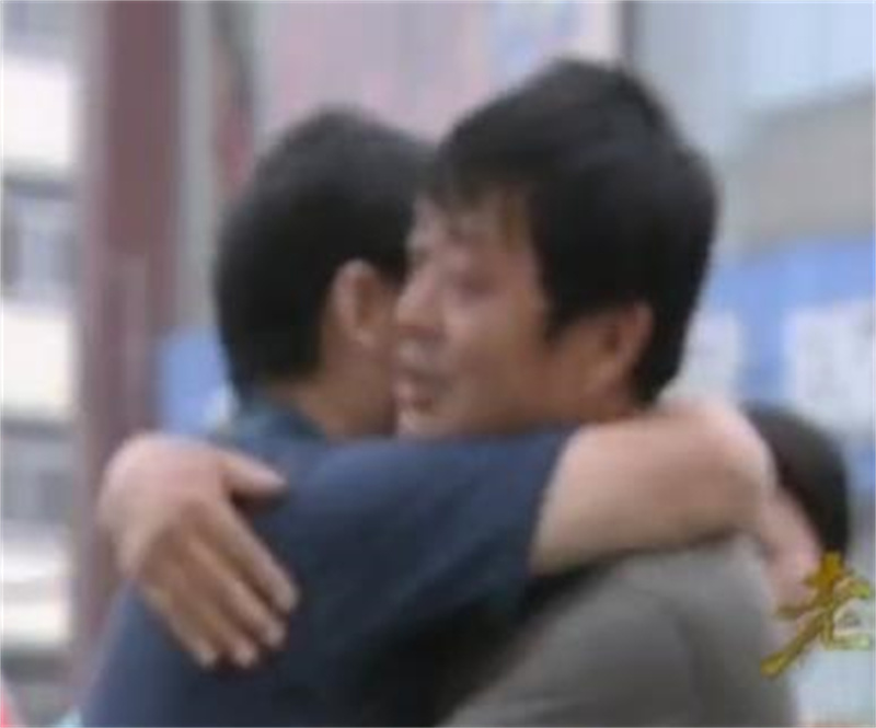 2002年女儿喊陌生男子爸爸，父亲接到男子电话：我看看咱俩有多像
