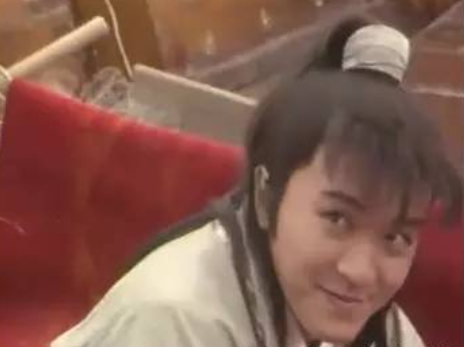 80年代参演20部剧，在TVB他跑了10年龙套，离开后夺得7次影帝提名