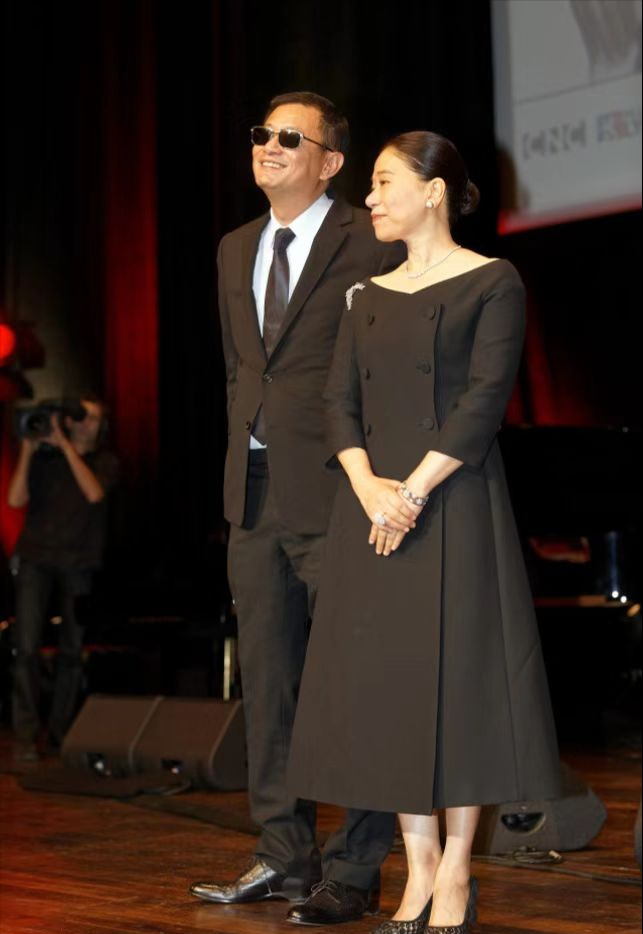 王家卫夫妇是来搞笑的吧？走红毯表情古怪，还不忘秀一把狗粮