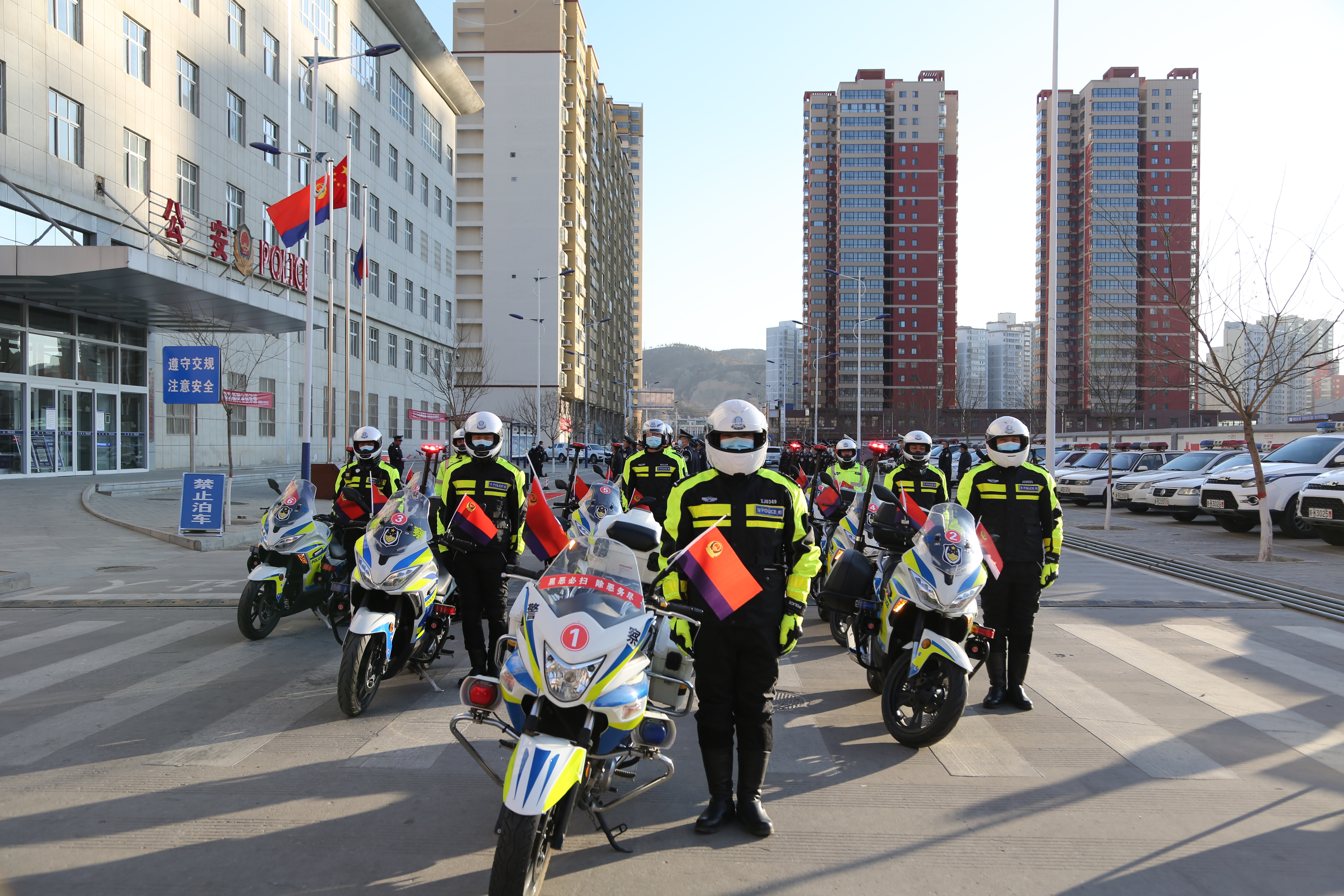 绥德县公安局隆重举行第二个中国人民警察节升旗仪式