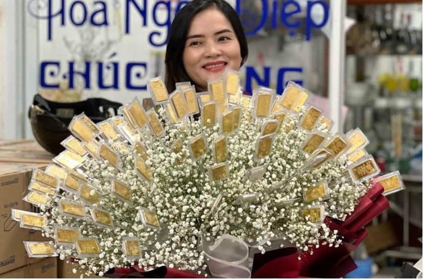 让所有女人都羡慕的三八节礼物：一名越南女子收到了一百朵金花