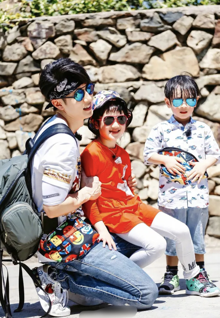 吴尊晒爸爸5重聚照，NeiNei小泡芙Jasper开心同框，等比例长大