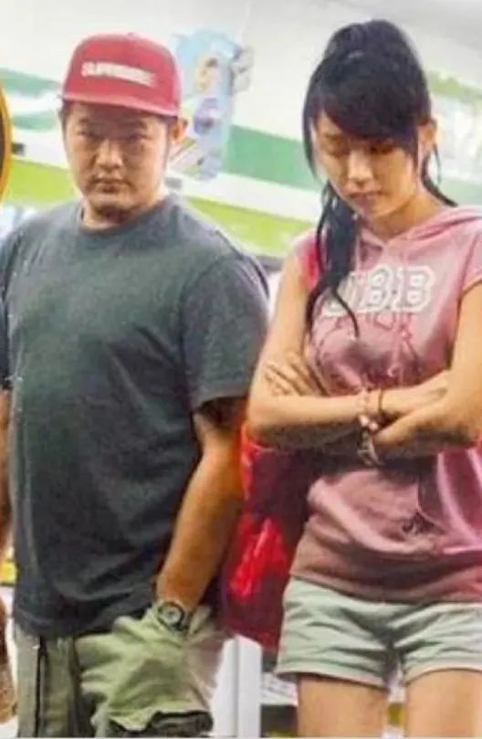 还记得“黑涩会美眉”丫头吗？为了逃离蟑螂房，她用了10年时间