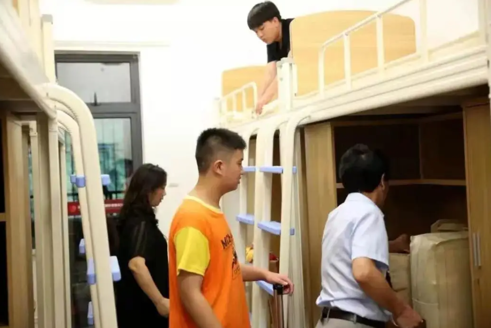 大学生校外租房成趋势，是因为人傻钱多？实则只是想“花钱消灾”