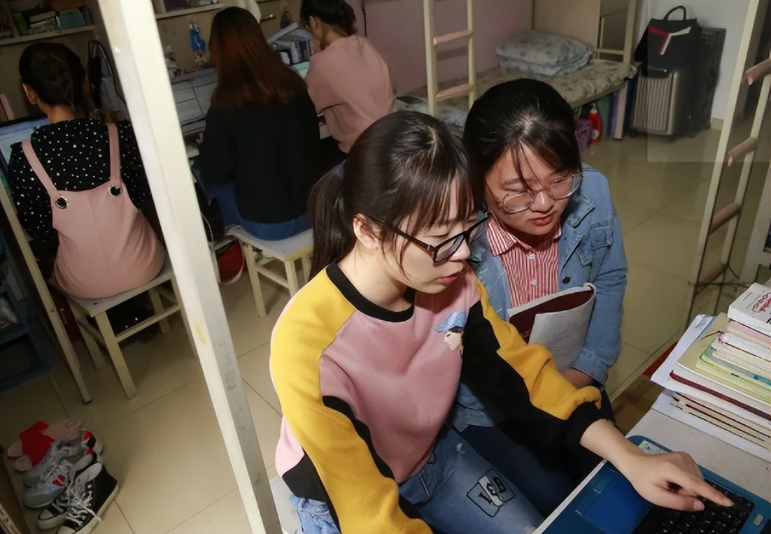 大学生宿舍装修风格走红，不接地气接“地府”，老师看后一身冷汗