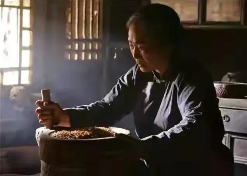 “百亿老太”苇青：荧屏上的扮丑卖惨只是表象，她的故事很励志