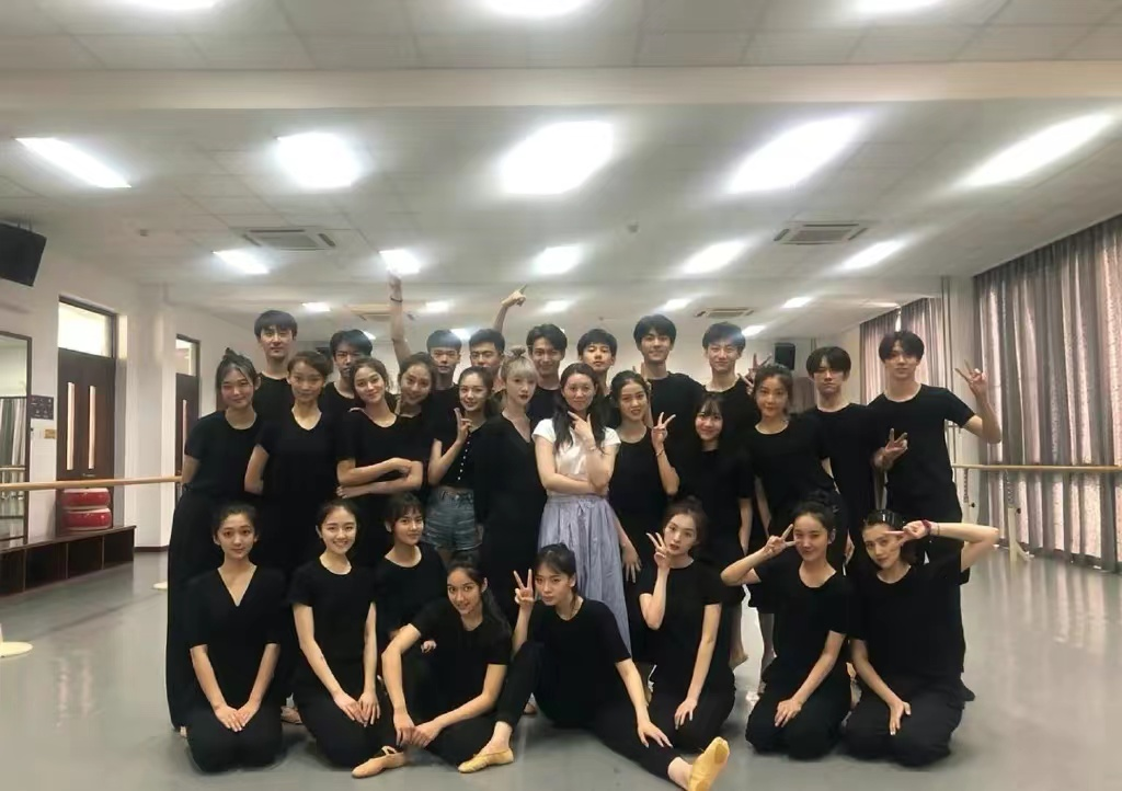 中戏明星班毕业啦!易烊千玺答辩穿百元长裤,李兰迪素颜脑门锃亮