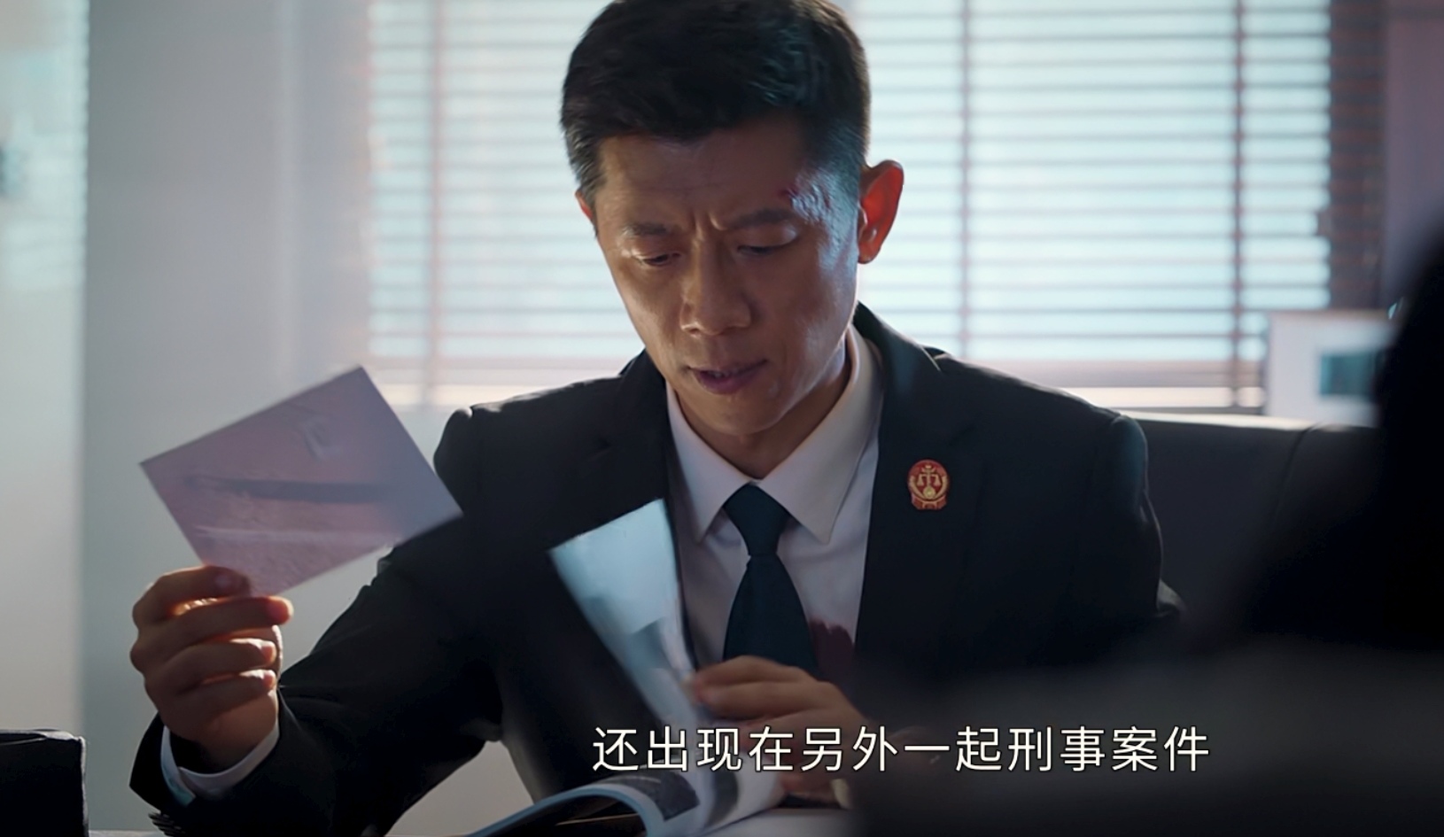20集悬疑剧《庭外》开播，罗晋再次出演律师角色，与万茜针锋相对