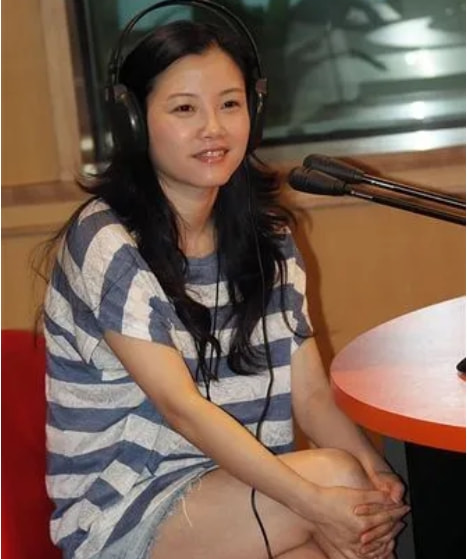 歌手戴娆：和谢东有过一段情，38岁嫁清华学霸，结婚12年无绯闻