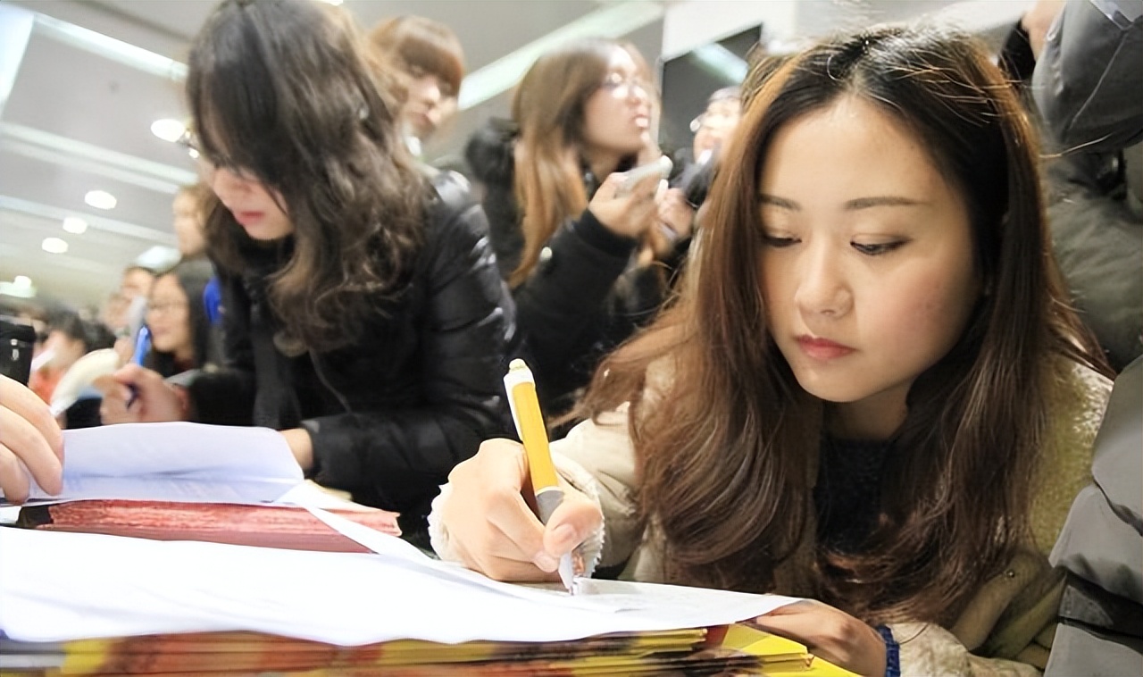 一所211大学公开招聘，对“年龄”限制极高，年薪有望可达18万