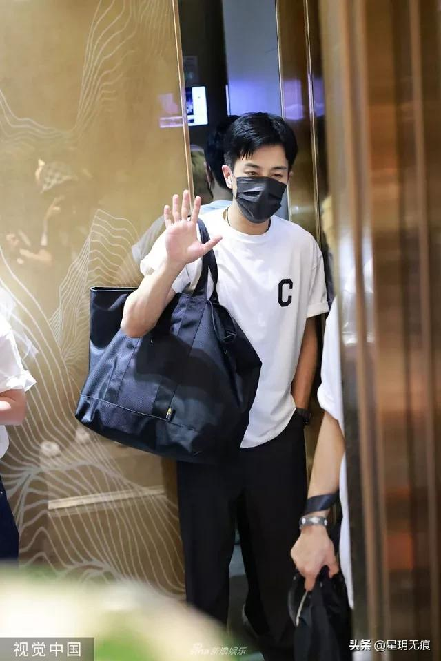 刘恺威《披荆斩棘》下班路透曝光 穿简约白T头发乌黑浓密