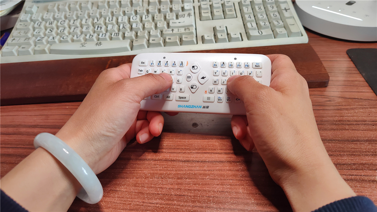 尚展F2S键鼠，既是鼠标又是键盘，还是体感游戏手柄，好神奇