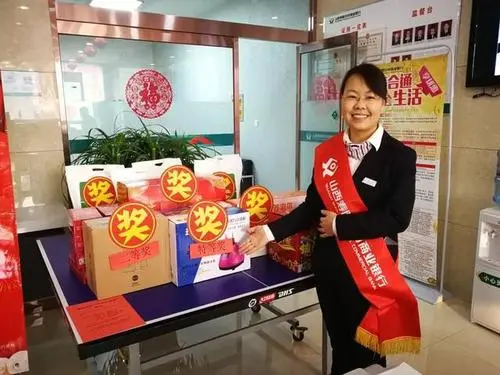 为什么银行工作人员帮你开通手机银行时这么热情？原因是什么？