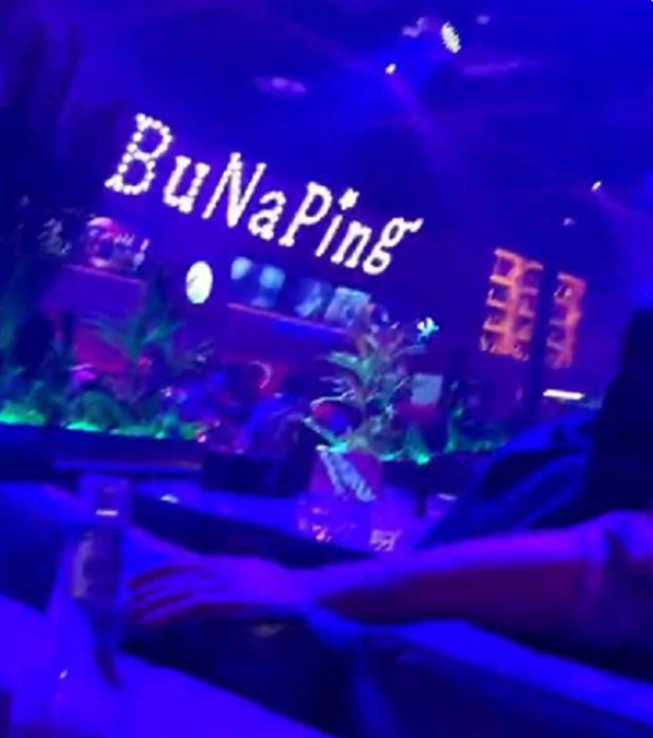 女生在“夜店”做高考题，引评论区群嘲：你是以大专为目标吗？