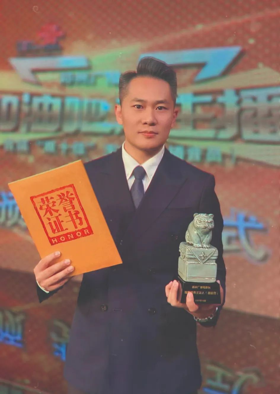 杨华：新闻男主播的进阶之路