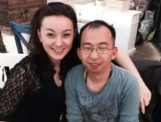 要钱没钱，要貌没貌！7位丑男演员娶的老婆，一个比一个漂亮