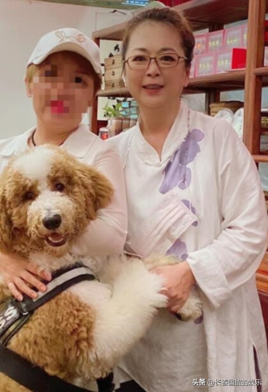 琼瑶剧经典女主近照，59岁肌肤白皙气质佳，淡出荧屏转行做茶馆