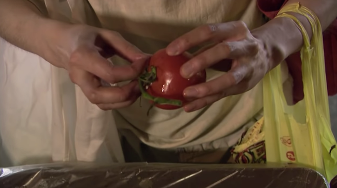 哈佛毕业女白领：20年不买内衣，厕纸晾干重复用，在纽约买套房