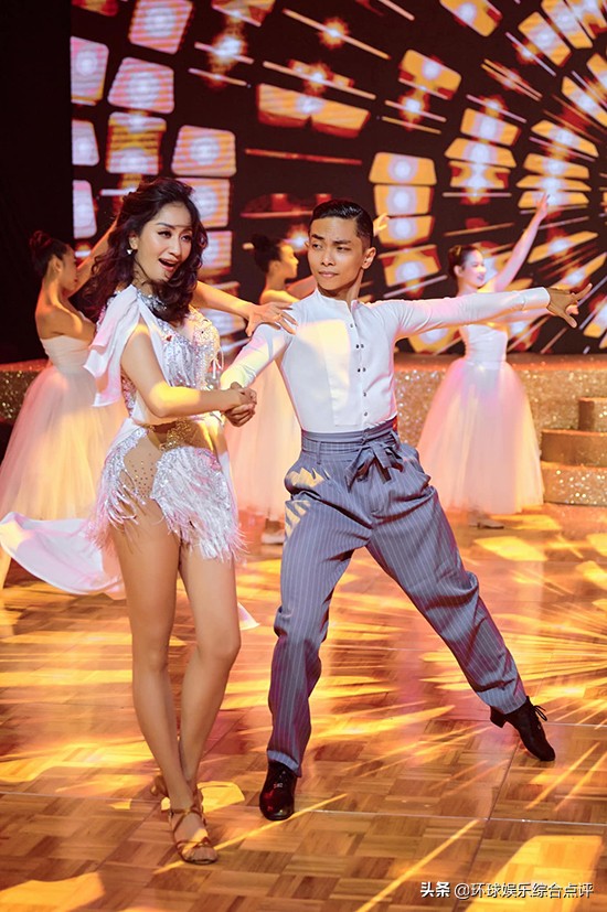 Thuy Diem旅行时穿着粉红色露背吊带裙，美极了