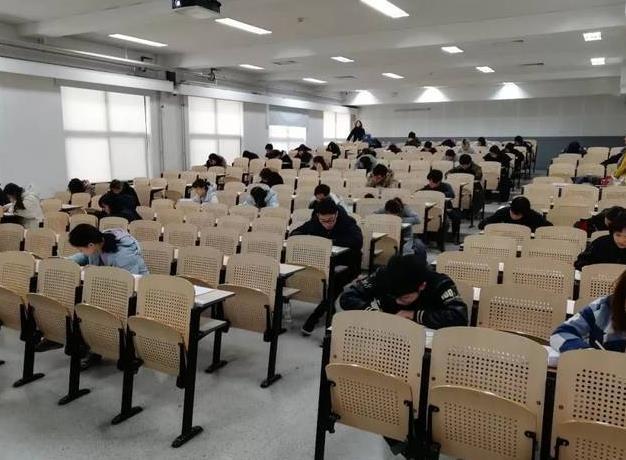 大学生涯需要考的证书，没有证书很难找工作，英语四六级用处最大