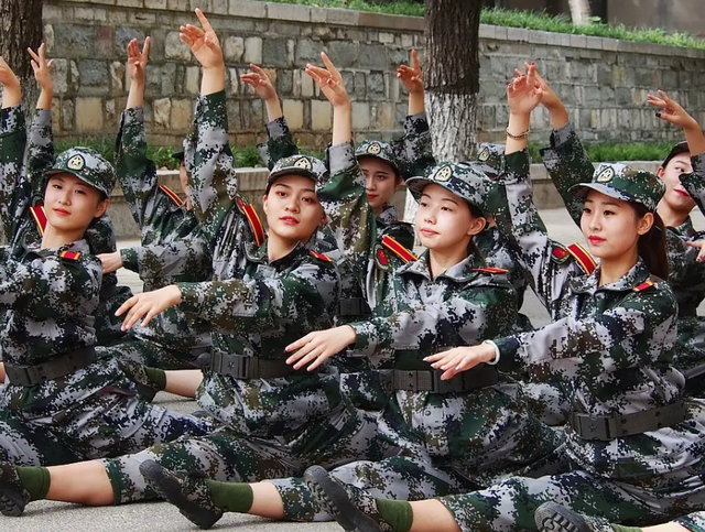 杭师大的马云雕像被拆扔垃圾堆？校方对此回复，3地学生也停课？