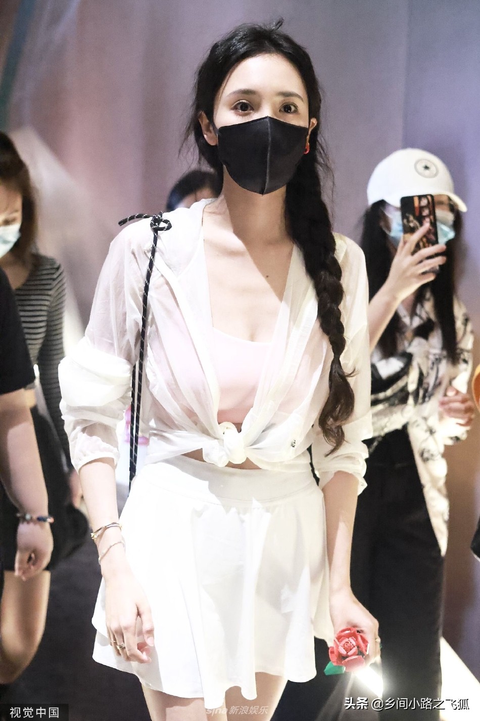 王紫璇前往录制《乘风破浪》笑眼弯弯亲切可人