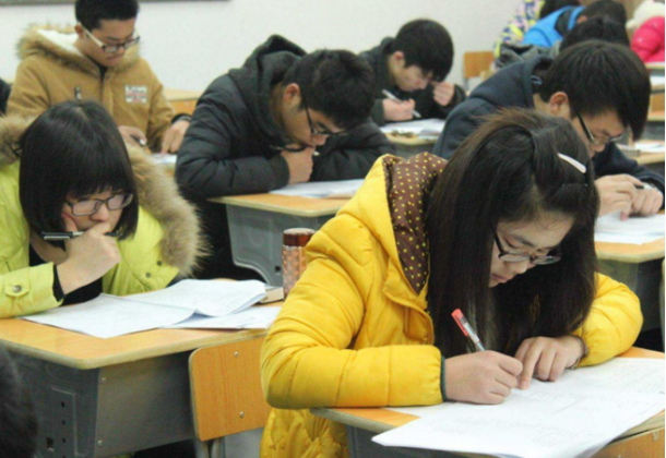 没有对比就没有伤害，大学生成为公务员，干8个月左右挣了5万多