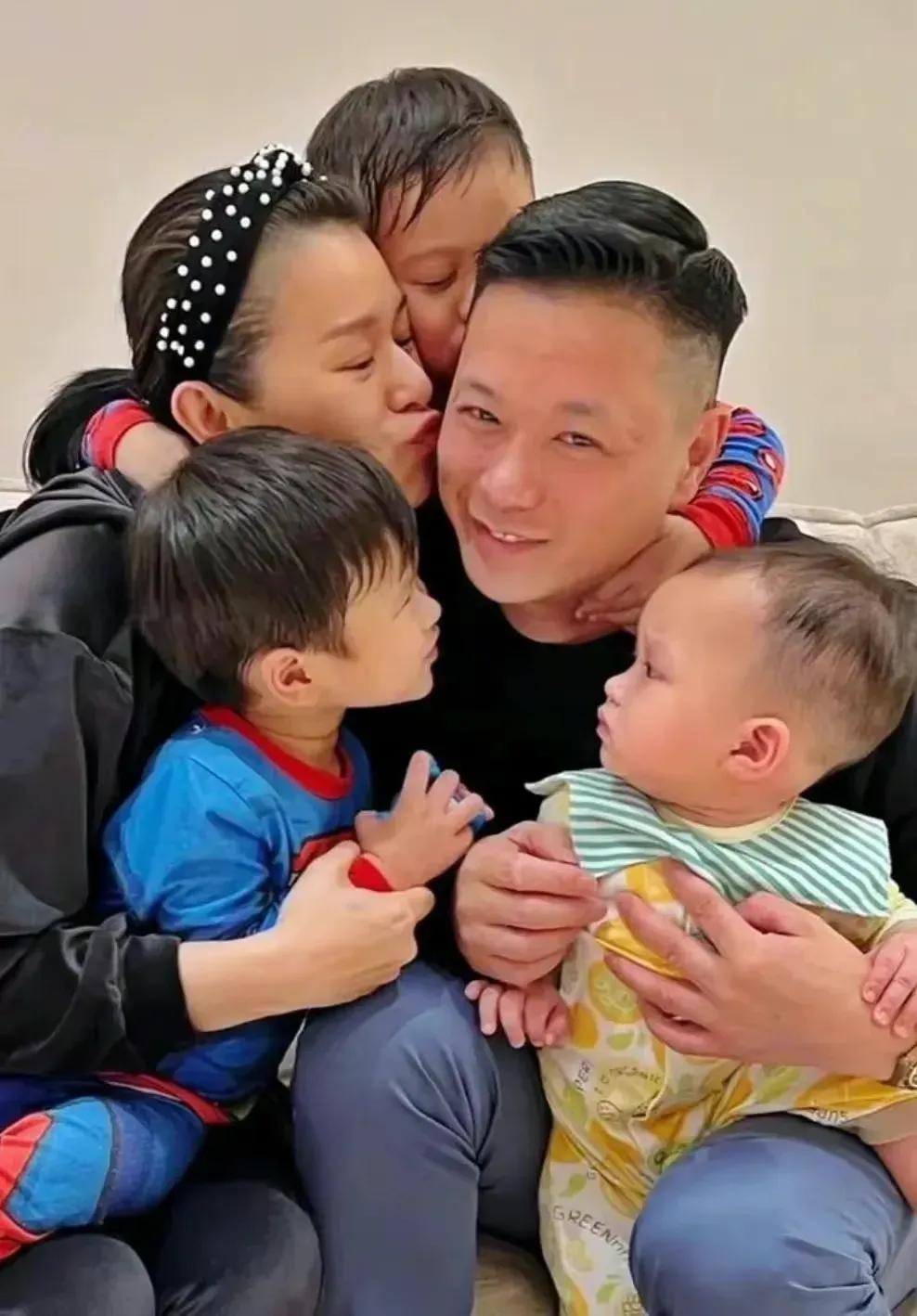 胡杏儿老公晒照为小儿子庆生，1岁奕宏模样呆萌可爱，很像俩哥哥