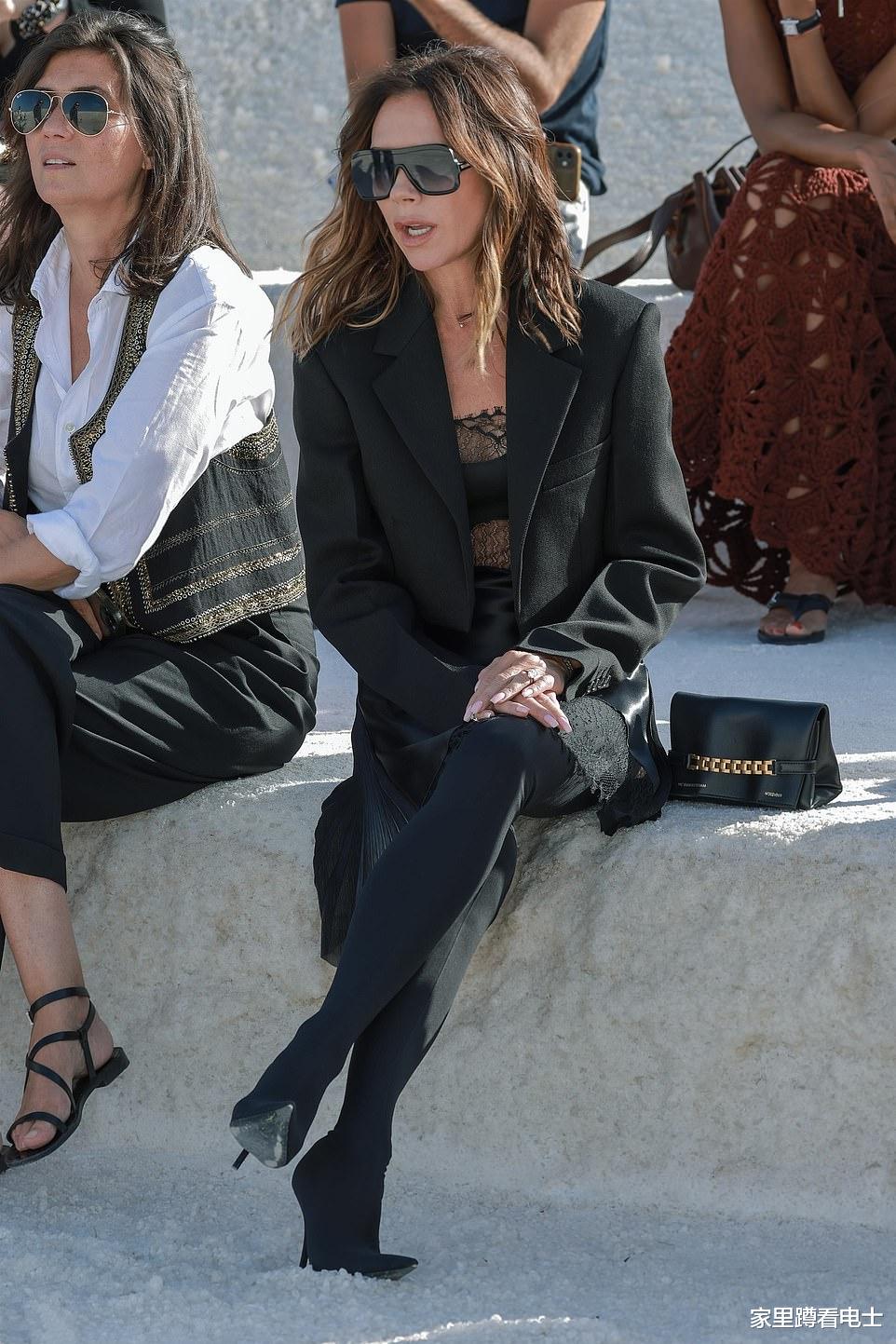 48岁贝嫂衣品不如C罗女友，时装秀比美，被老戏骨的25岁娇妻艳压