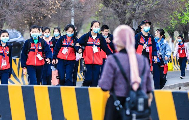 寒假最新通知：多省放假时间调整，元旦期末考试，一地重启网课