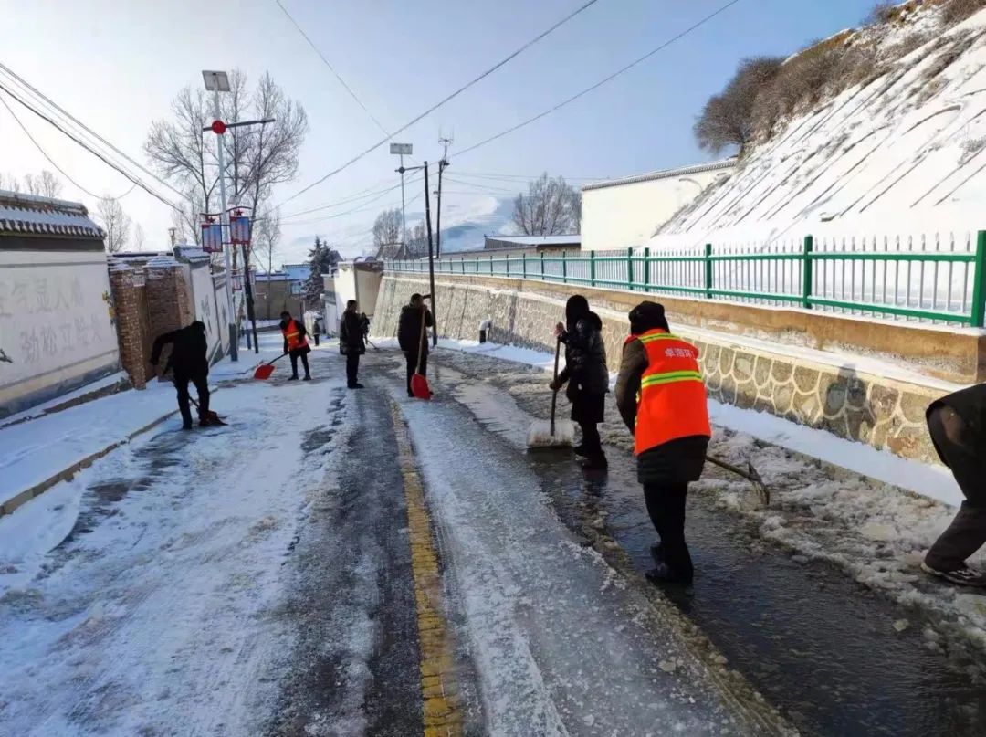 “浴雪”奋战！临潭县组织干部群众清扫降雪