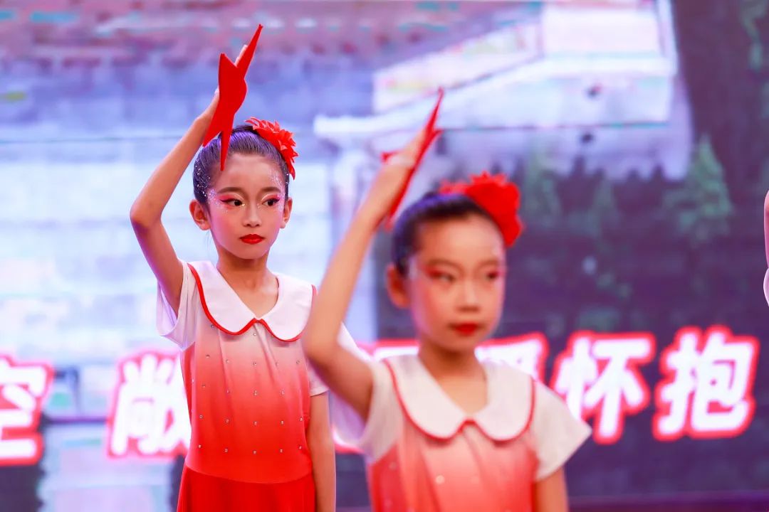 华阳实验小学举行“童星耀五月·艺术绽花开”群舞比赛（续）