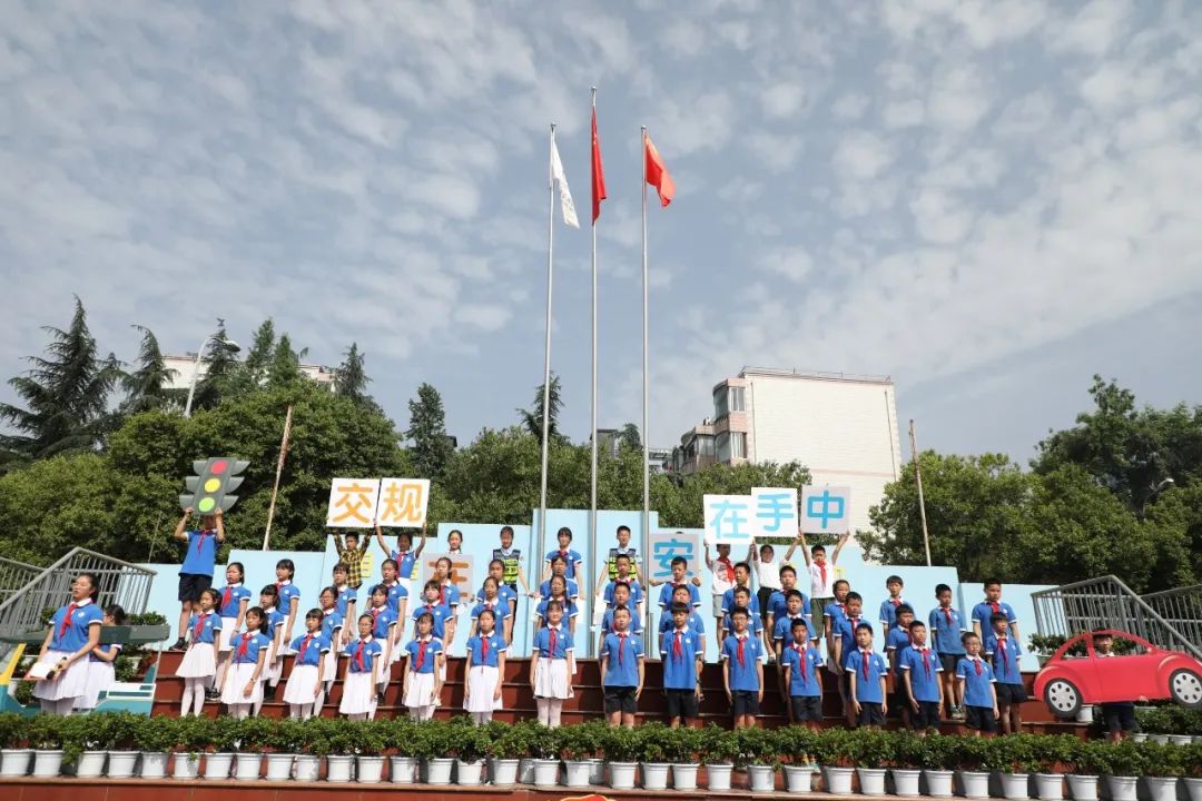成都市双流区棠湖小学举行“交通安全主题”升旗仪式