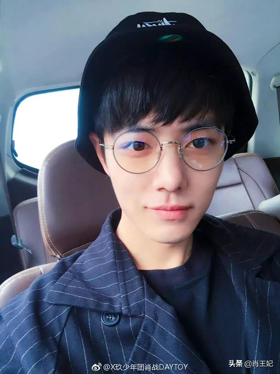 桃桃的一组生图,肖战的眼睛真好看,灵气逼人鲜花与少年绝配