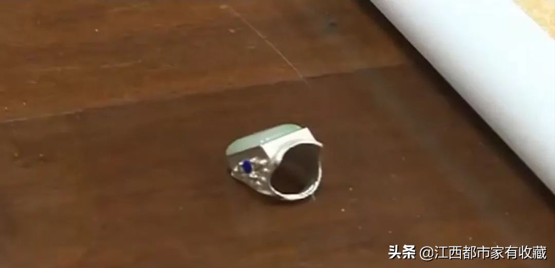 寻宝人淘的翡翠戒指 现场拍卖成“抢手货”