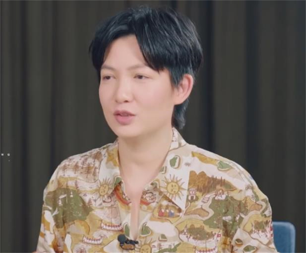 曾经郁可唯刘惜君的手下败将，以乐评人身份亮相《声生不息》