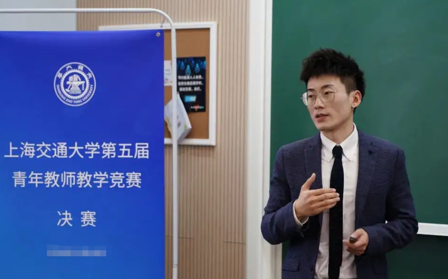 大学女教师因长相火了，“黄金比例脸”美艳动人，却有些不真实